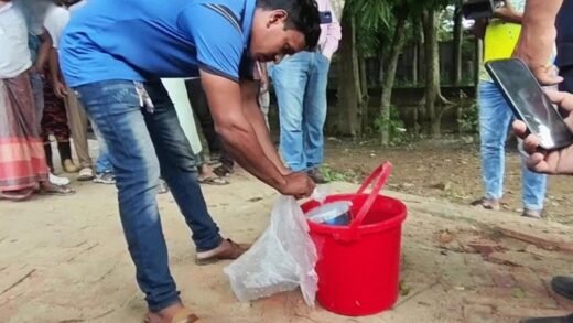 একই জেলা-শহরের তিন স্থানে বোমাসদৃশ বস্তু উদ্ধার, শহরজুড়ে চাঞ্চল্