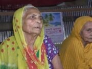 ১৩০ বছর বয়সী মাকে আগলে রাখেন ১০০ বছরের মেয়ে