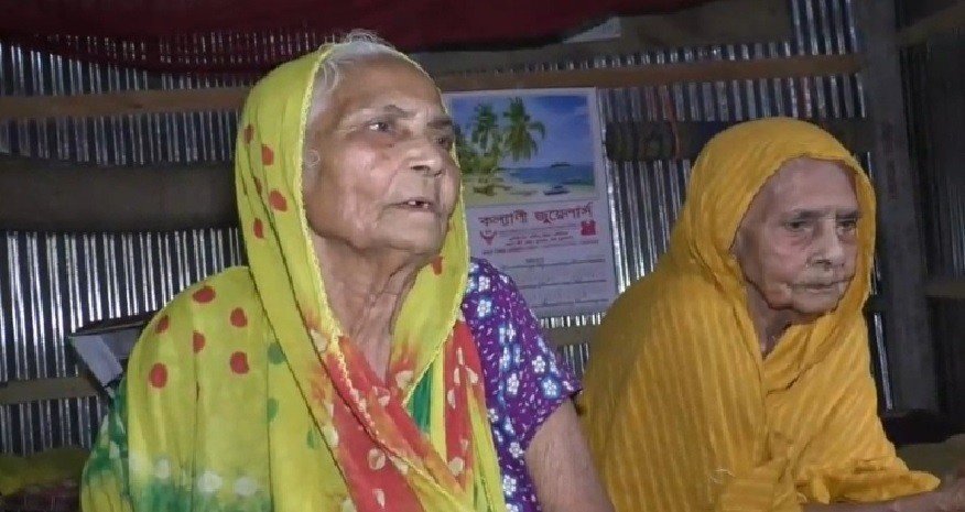 ১৩০ বছর বয়সী মাকে আগলে রাখেন ১০০ বছরের মেয়ে