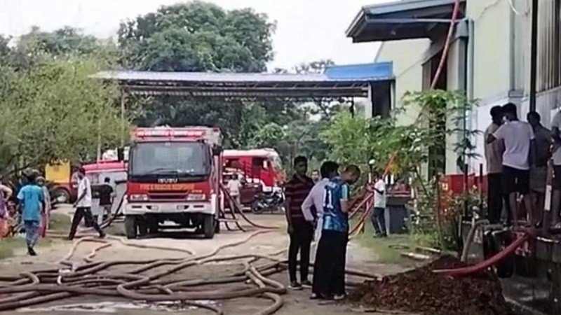 আশুলিয়ায় টোবাকোর গোডাউনে আগুন, নিয়ন্ত্রণে ৬ ইউনিট