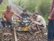 নাটোরে রেললাইন ভেঙে ট্রেন চলাচল বন্ধ, ৪ ঘণ্টা পর স্বাভাবিক