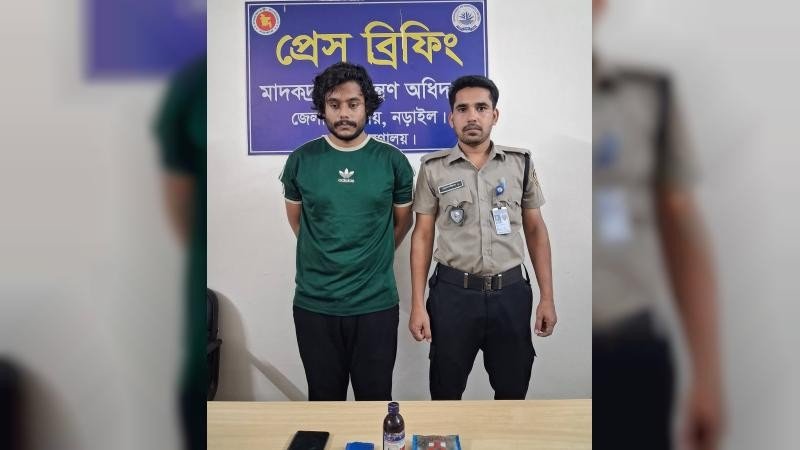 বক্স খাটের ড্রয়ারে ১৯০ পিস ইয়াবা,পকেটে এস্কাফ-গাঁজা: নড়াইলে যুবক গ্রেফতার
