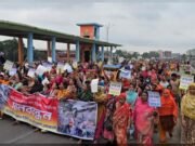 টঙ্গীতে বস্তিবাসীদের পুনর্বাসনের দাবিতে ঢাকা-ময়মনসিংহ মহাসড়ক অবরোধ