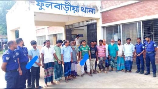 ফুলবাড়িয়ায় জুয়ার আসর থেকে ১৩ জনসহ মোট ১৮ জন আটক