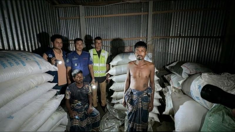 ভূরুঙ্গামারীতে ধানের গোলা ও খড়ির মাচা থেকে ৪২ বস্তা সার উদ্ধার
