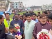 খোকসায় হেলিকপ্টারে চড়ে এলেন প্রবাসী ব্যবসায়ী