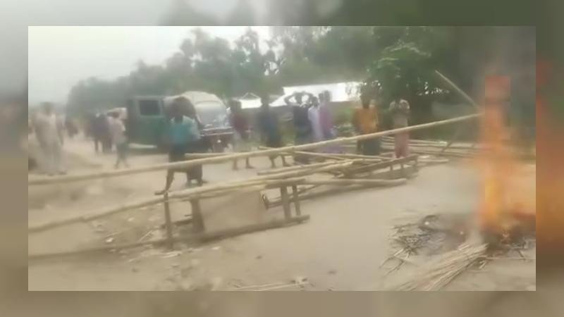 ভূরুঙ্গামারীতে খোলা বাজারে সার বিক্রির দাবিতে কৃষকের বিক্ষোভ, কৃষি অফিসার অবরুদ্ধ