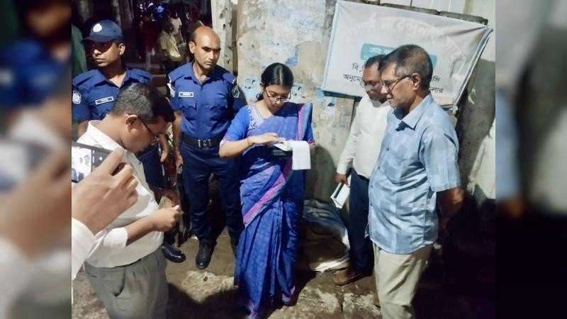 নাটোরে অবৈধভাবে সরকারি সার বিক্রি, ব্যবসায়ীকে ৮০ হাজার টাকা জরিমানা