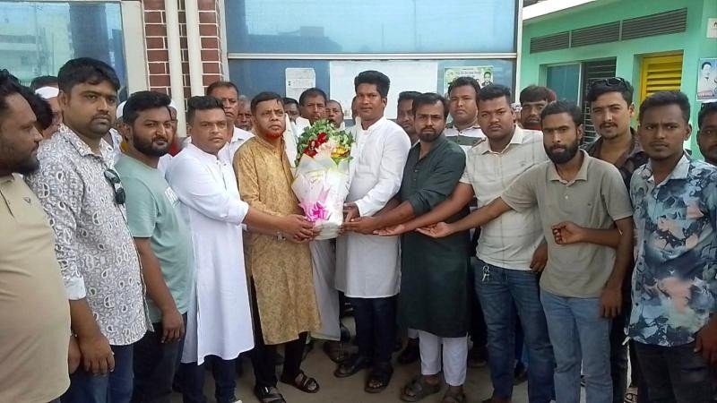 আশুলিয়ায় বিএনপির চেয়ারম্যান প্রার্থী আঃ গফুরকে ছাত্রদলের ফুলেল শুভেচ্ছা