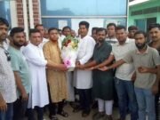 আশুলিয়ায় চেয়ারম্যান প্রার্থী আঃ গফুরকে ছাত্রদলের ফুলেল শুভেচ্ছা