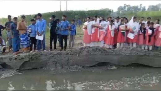 শরীয়তপুরে বিদ্যালয়ে যাতায়াতের সড়ক কেটে নালা খনন! ভোগান্তিতে কোমলমতি শিক্ষার্থীরা শরীয়তপুরে বিদ্যালয়ে যাতায়াতের সড়ক কেটে নালা খনন! ভোগান্তিতে কোমলমতি শিক্ষার্থীরা