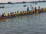কালুখালীতে নৌকাবাইচের দ্বিতীয় দিনে দর্শনার্থীদের উপচেপড়া ভিড়