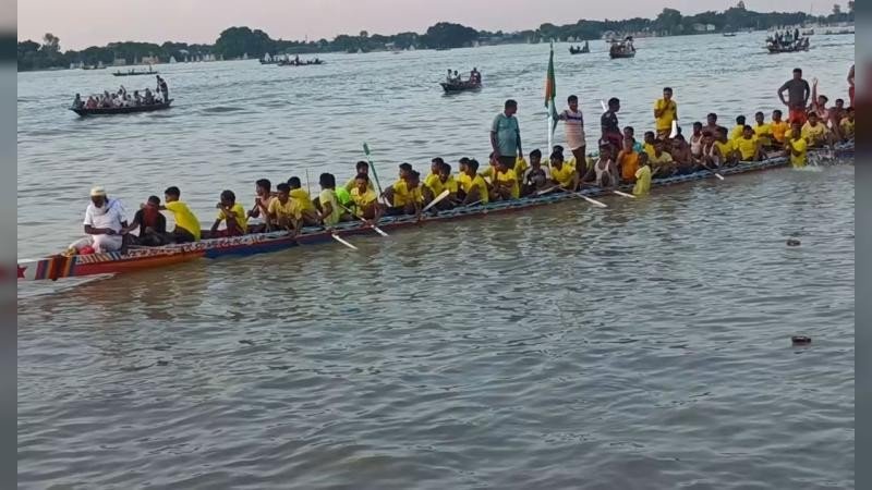 কালুখালীতে নৌকাবাইচের দ্বিতীয় দিনে দর্শনার্থীদের উপচেপড়া ভিড়