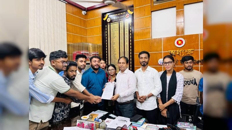 কমনরুম সংস্কারের দাবিতে রাজশাহী কলেজ ছাত্রদলের স্মারকলিপি