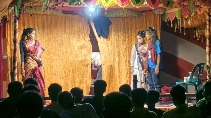 অনুমোদনহীন মেলায় নারী প্রদর্শন করে জাদু খেলা, সন্ধ্যা থেকে স্কুল পড়ুয়া শিশুদের ভীড়