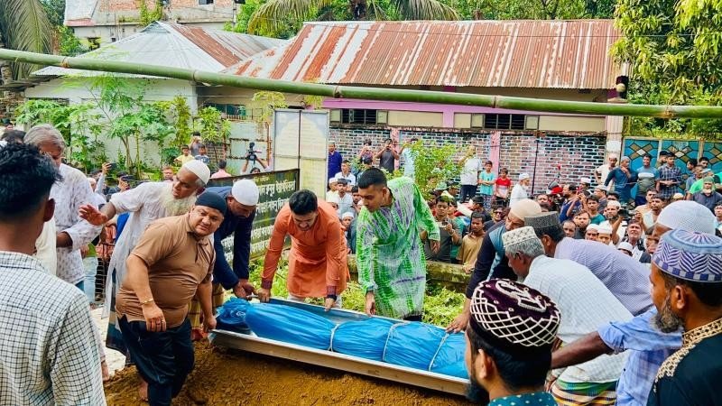 সবাইকে কাঁদিয়ে চিরনিদ্রায় শায়িত হলেন অপ্রতীম