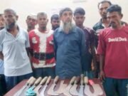 নড়াইলে আদালতে হাজিরা দিতে এসে ১২ অস্ত্রসহ ১১ জন আটক