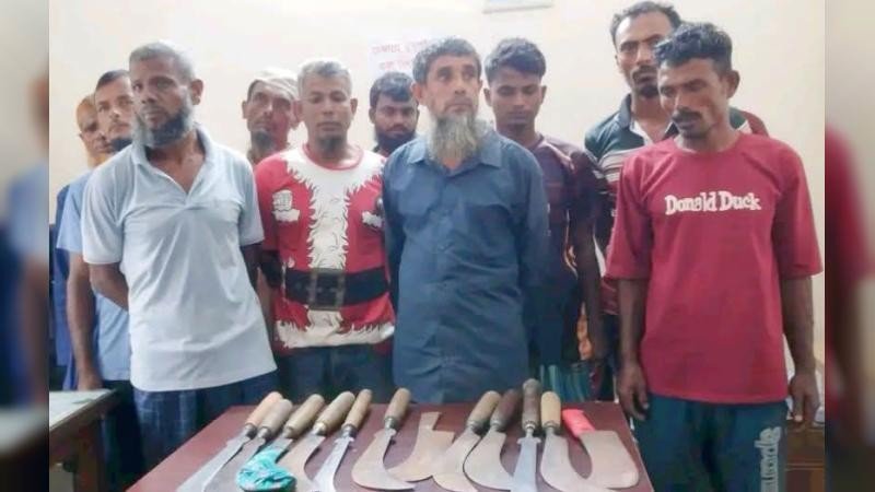 নড়াইলে আদালতে হাজিরা দিতে এসে ১২ অস্ত্রসহ ১১ জন আটক