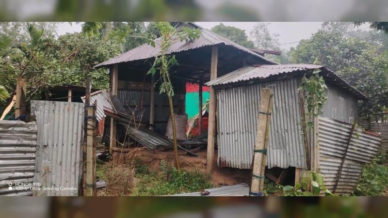 হালুয়াঘাটে আকস্মিক ঝড়ে অর্ধশতাধিক ঘরবাড়ি ক্ষতিগ্রস্ত