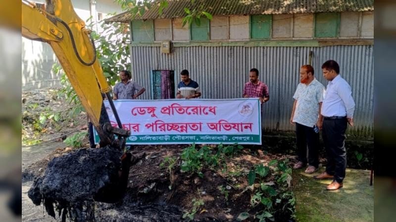 নালিতাবাড়ীতে ডেঙ্গু প্রতিরোধে পৌরসভার পরিচ্ছন্নতা ও খাল পুনঃখনন অভিযান