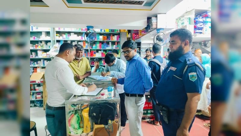 জয়পুরহাটে মেয়াদোত্তীর্ণ ওষুধ বিক্রি, ৩ ফার্মেসিকে জরিমানা