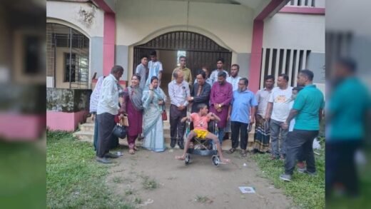 দুই প্রতিবন্ধীকে হুইলচেয়ার দিলেন তারেক খাঁন