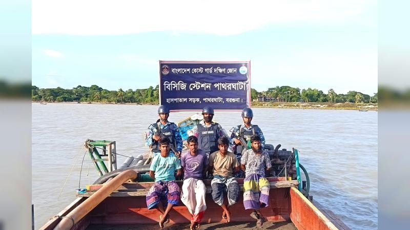 বরগুনার পাথরঘাটায় ২ ড্রেজারসহ ৪ বালু উত্তোলনকারী আটক