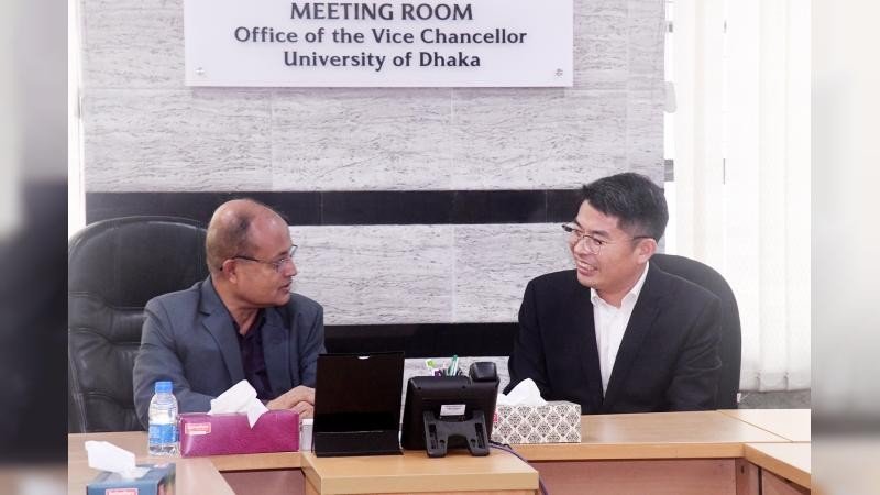 একাডেমিক ও গবেষণা সহযোগিতা নিয়ে ঢাবি উপাচার্যের সঙ্গে এসআইআইএসের ভাইস প্রেসিডেন্টের আলোচনা