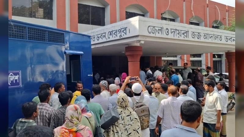 শেরপুরে কালোবাজারে সার বিক্রি অভিযোগে মামলায় ১৫ সার ডিলার জেল হাজতে