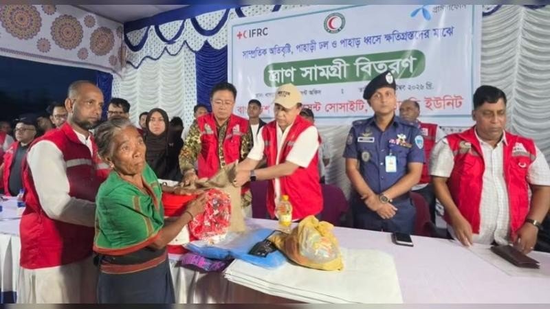 খাগড়াছড়িতে রেড ক্রিসেন্টের ত্রাণ বিতরণ, প্রথম ধাপে ৮০০ পরিবার পেল সহায়তা