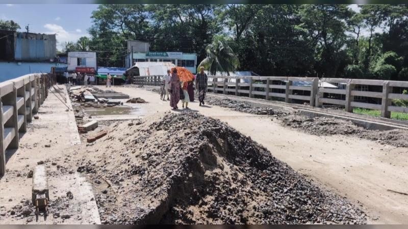 নোয়াখালীতে  ৭ কোটি টাকার সেতু নির্মাণে রডের বদলে তার, প্রকৌশলীকে বদলি