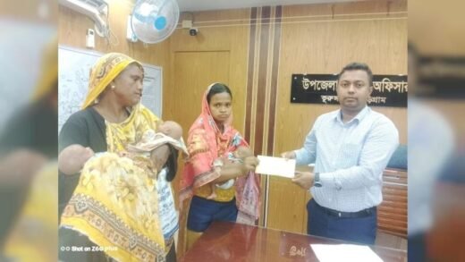 কুড়িগ্রামে তিন পুত্রসন্তানের জননীকে উপজেলা প্রশাসনের সহায়তা