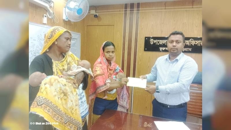 কুড়িগ্রামে তিন পুত্রসন্তানের জননীকে উপজেলা প্রশাসনের সহায়তা