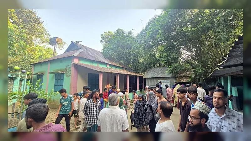 মসজিদ সংলগ্ন কক্ষে ঝুলছিলো ইমামের মরদেহ