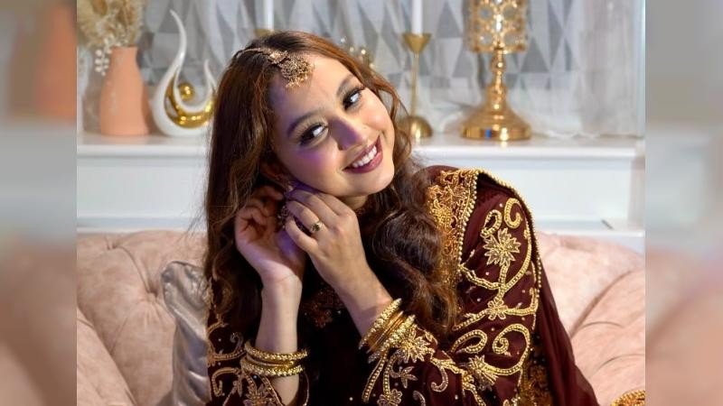 লন্ডনের বাঙ্গালি পাড়ায় এখন পরিচিত জনপ্রিয় মুখ শারমিন আহমেদ বিথী