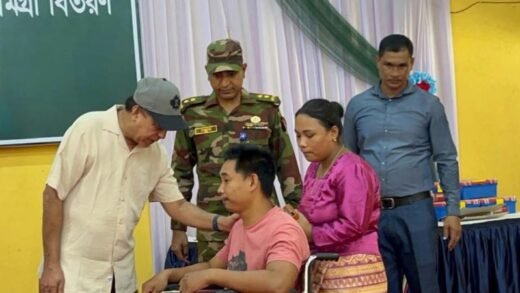 রামসু বাজারের ক্ষতিগ্রস্ত পরিবারের পাশে সেনাবাহিনী 