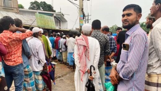 দিনভর লাইনে দাঁড়িয়েও ৭ কানি জমির বিপরীতে মিলল মাত্র ৫ কেজি সার
