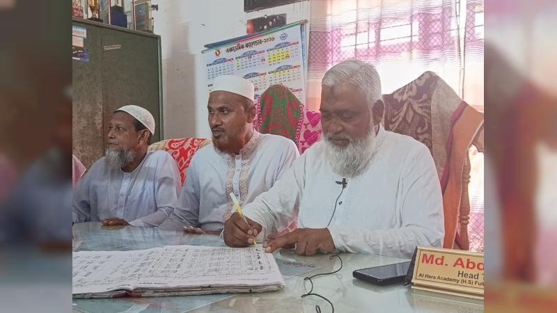 শেষ স্বাক্ষর করে কর্মদিবস সম্পন্ন করলেন প্রধান শিক্ষক আব্দুল মজিদ 
