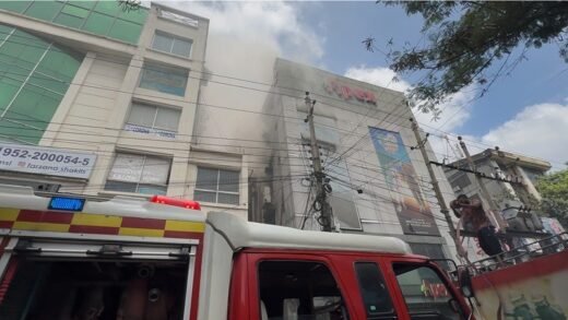 ধানমন্ডি ২৭-এ এপেক্সের গোডাউনে আগুন, নিয়ন্ত্রণে ফায়ার সার্ভিসের ৪ ইউনিট