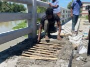 রাতের আঁধারে ব্রিজে রডের বদলে বাঁশ দিয়ে ঢালাই