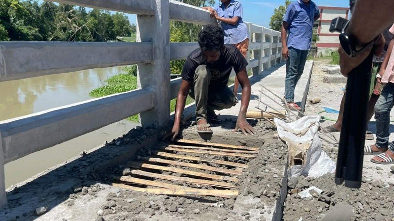 রাতের আঁধারে ব্রিজে রডের বদলে বাঁশ দিয়ে ঢালাই