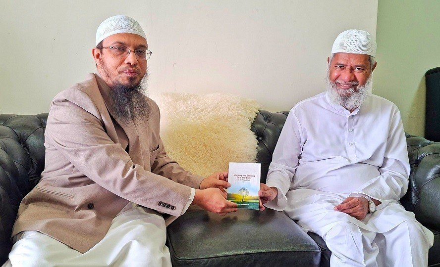 জাকির নায়েকের সঙ্গে সাক্ষাৎ, নিজের বই উপহার দিলেন আহমাদুল্লাহ