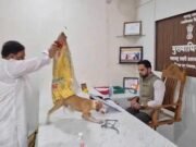কুকুরের উৎপাত নিয়ে ৬ মাসেও ব্যবস্থা নেই, কর্মকর্তার টেবিলে দিলেন কুকুর