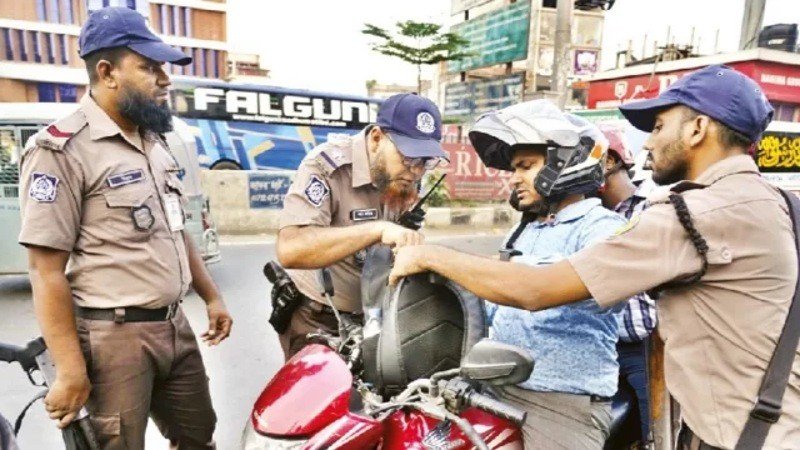 রাজধানীর ২০০টির বেশি স্থানে পুলিশ চেকপোস্ট, চলছে কড়া তল্লাশি