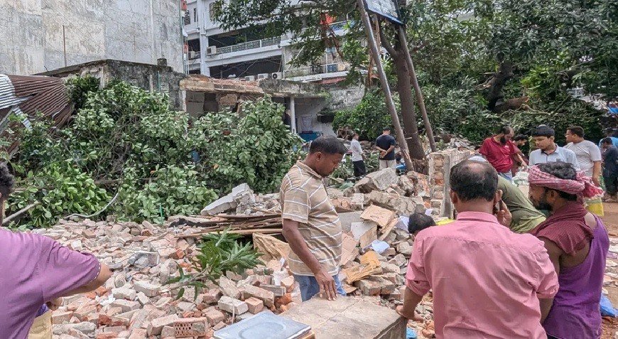 রাজধানীতে মধ্যরাতে টিকাদান কেন্দ্রে হামলা-ভাঙচুর, গুঁড়িয়ে দেয়া হলো ভবন