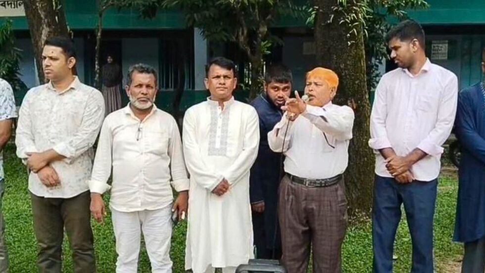 শিক্ষার্থীদের হাতে মোবাইল থাকলে বহিষ্কার