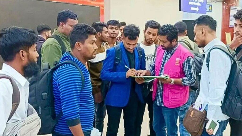 কম্বোডিয়া থেকে প্রতারণার শিকার হয়ে দেশে ফিরলেন ৩৮ জন কম্বোডিয়া থেকে প্রতারণার শিকার হয়ে দেশে ফিরলেন ৩৮ জন