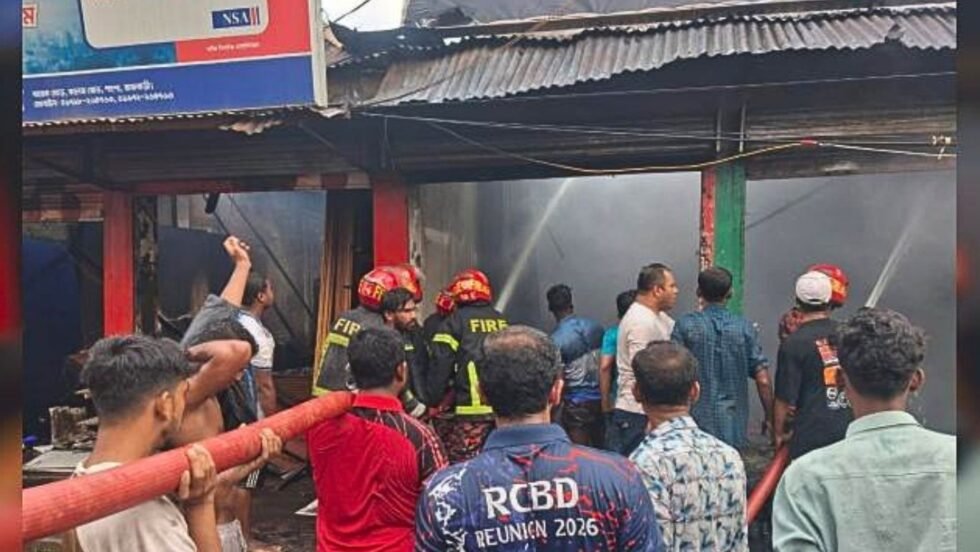 পাংশায় বসতবাড়ির রান্নাঘরে আগুনে ৫ দোকান পুড়ে ছাই, কোটি টাকার ক্ষয়ক্ষতি