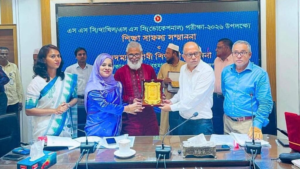 জিপিএ-৫ প্রাপ্ত মেধাবী শিক্ষার্থীদের সংবর্ধনা দিল নেত্রকোনা জেলা প্রশাসন