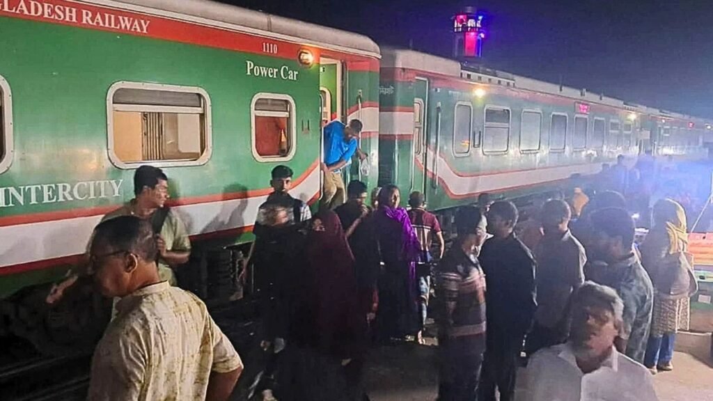 সান্তাহারে ‘কুড়িগ্রাম এক্সপ্রেস’ ট্রেনের বগি লাইনচ্যুত, রুটটিতে রেল যোগাযোগ ব্যাহত